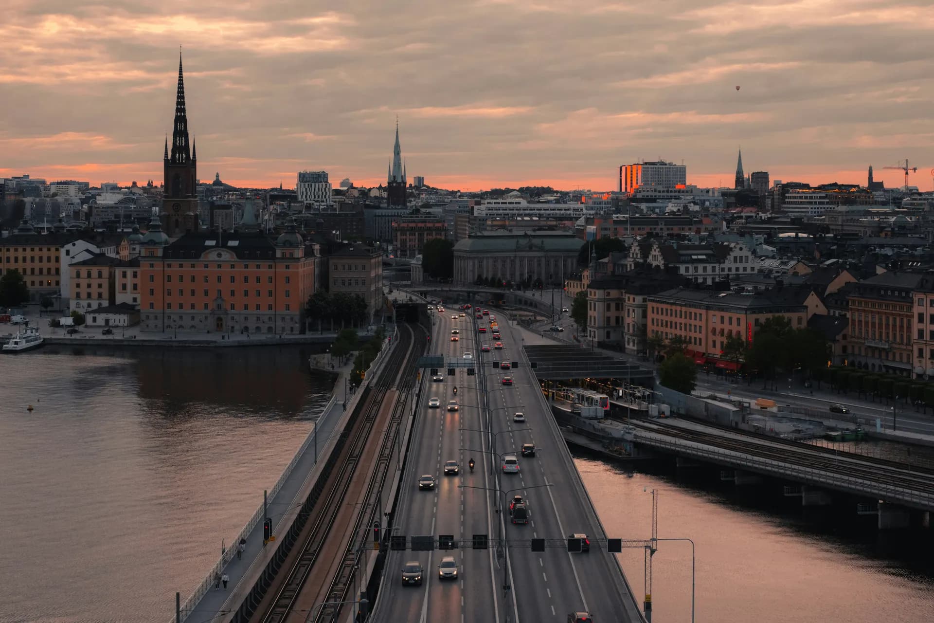 Stockholms stad och trafikleder i kvällsljus