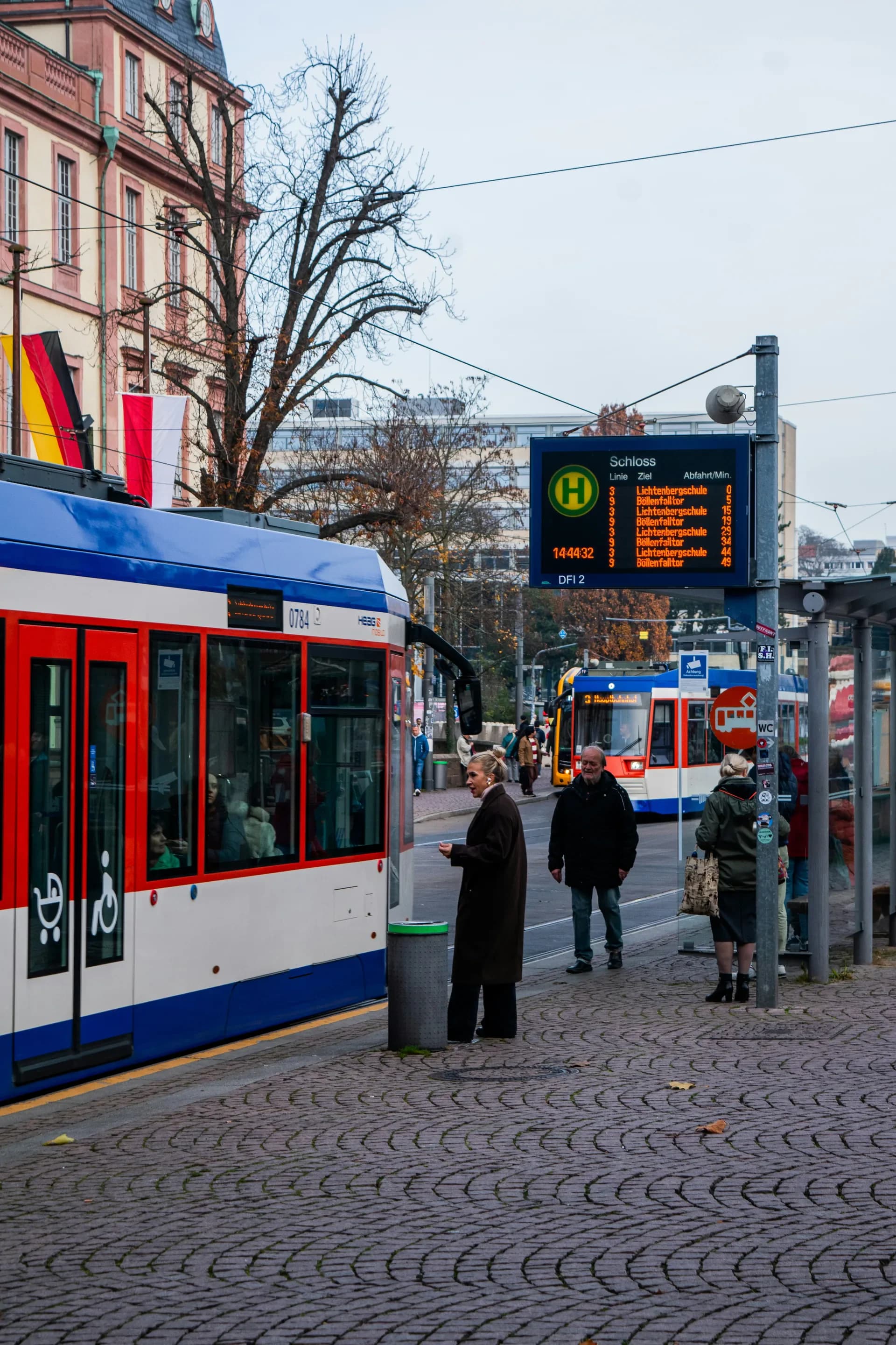 Förare bakom ratten i hytten